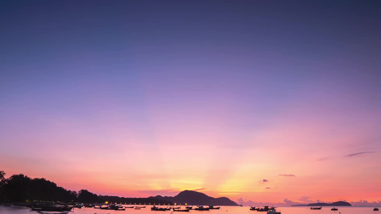 在热带岛屿的山峦后面有五彩缤纷的日落日落后的天空，美丽的彩色美丽的暮色天空和风景视频素材