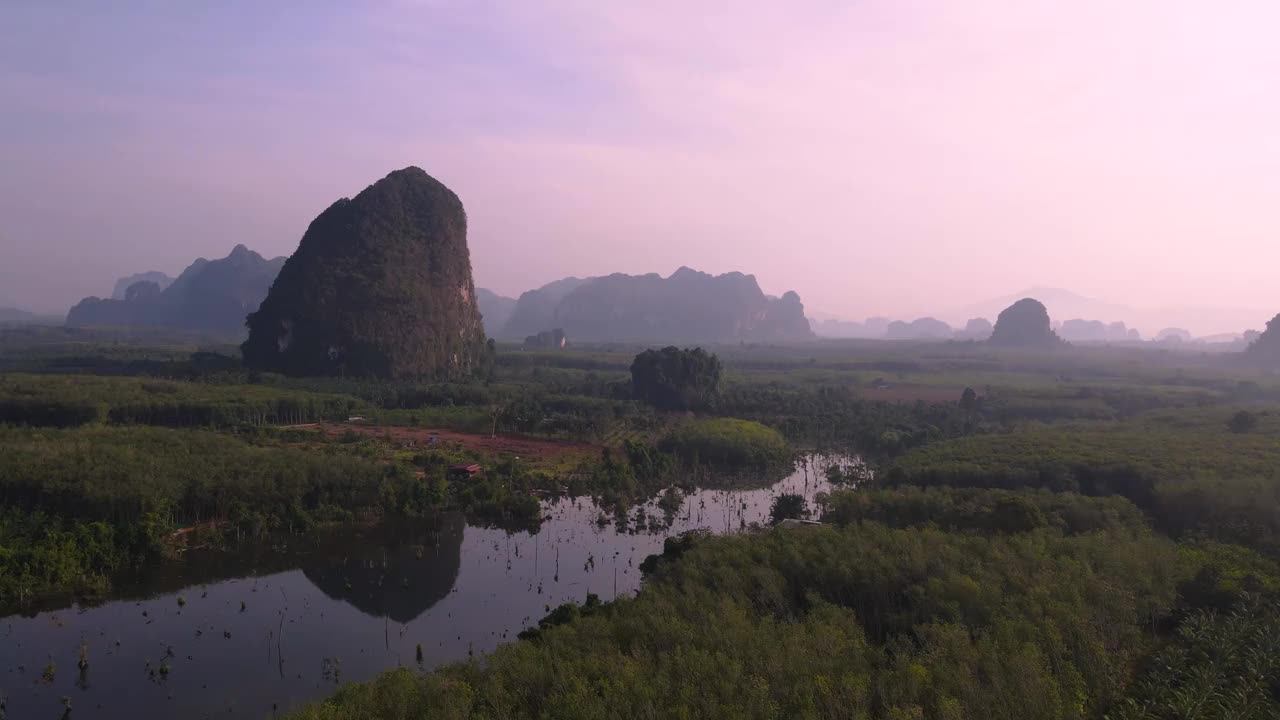 鸟瞰图剪辑。雄伟的山景，彩云。戏剧性的天空视频素材