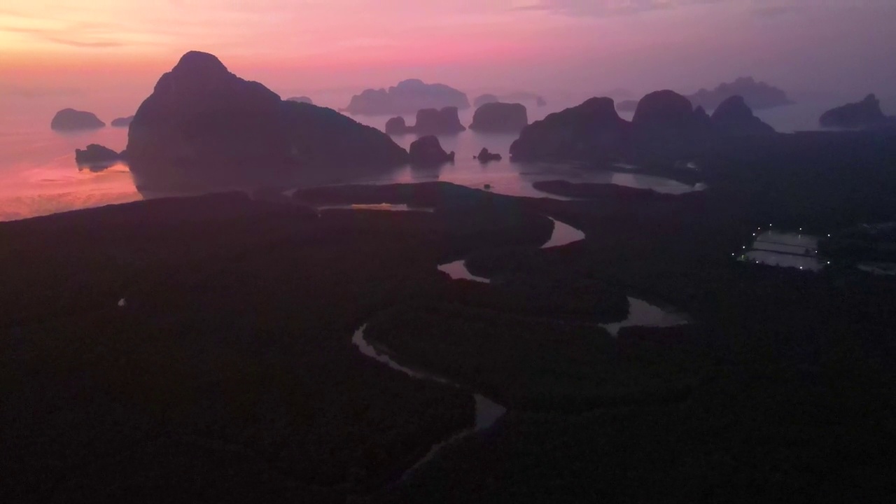 鸟瞰图著名的地点在攀牙美丽的日出天空在早晨日出超过大海运动盘视频素材