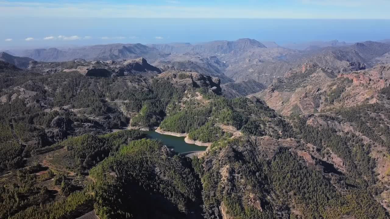 飞越Tejeda火山口和Presa de los Hornos(或Presa de la Cumbre)湖的景观，西班牙加那利群岛，大加那利岛。从每秒24帧加速2.5倍。视频素材