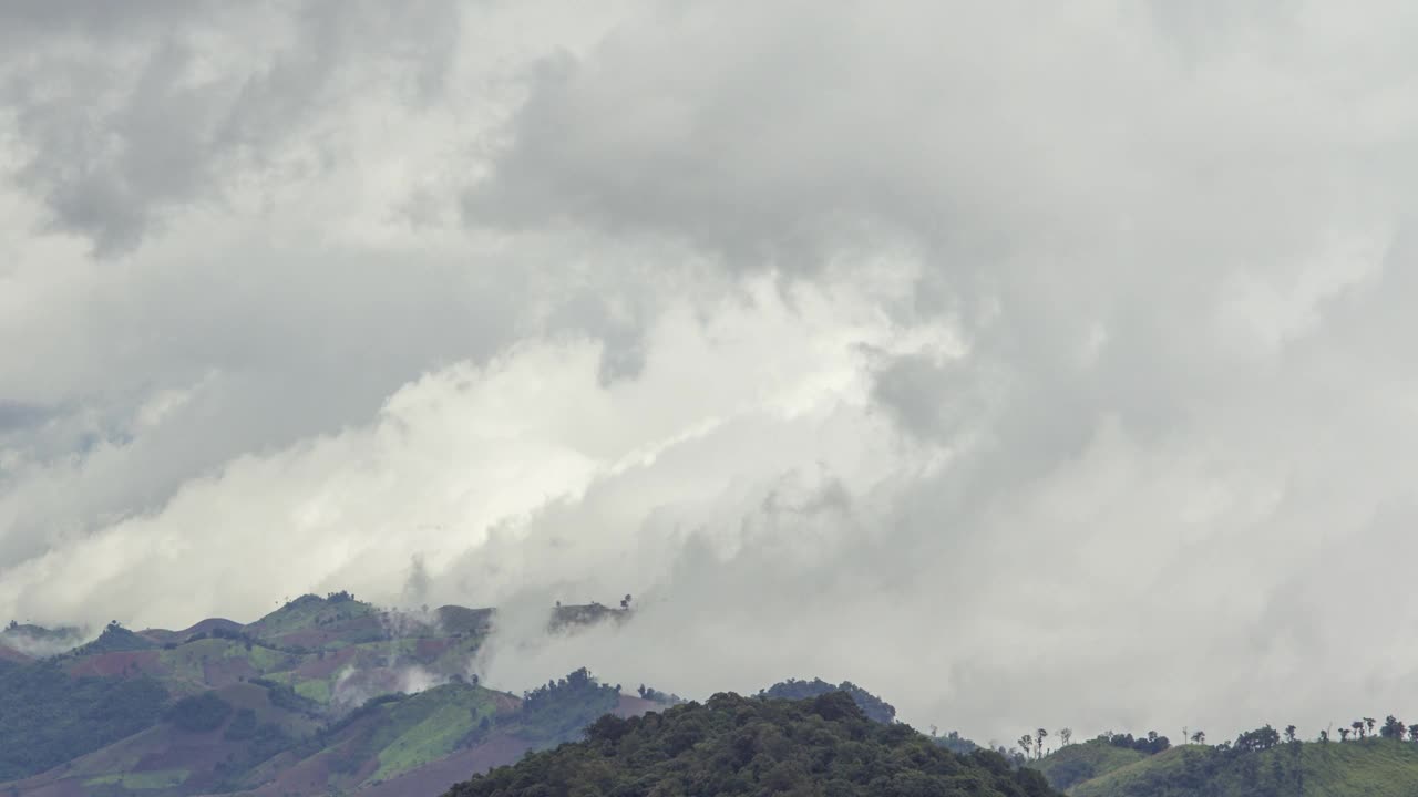 雾和高层云在泰国普杜伯克山顶的时间变化，雾笼罩着山峰和森林。雨后自然视频素材