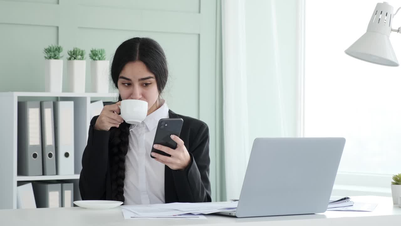 快乐的印度女人用手机享受休息视频素材