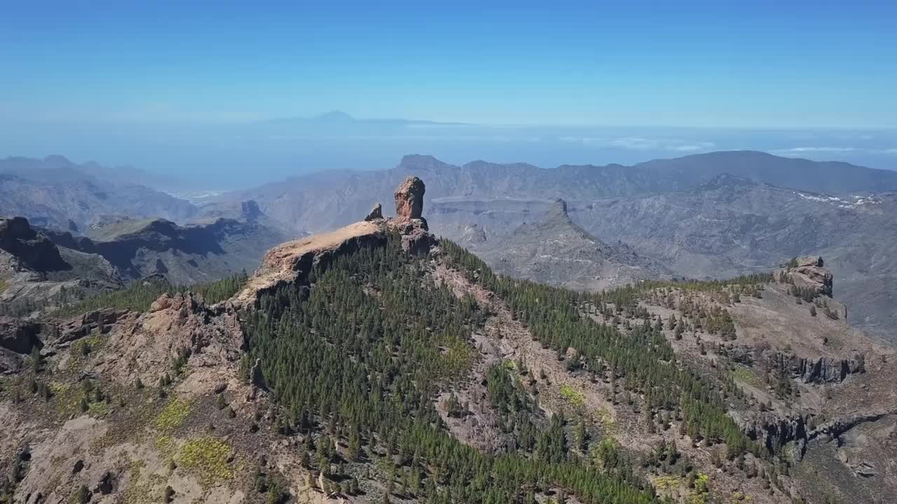 在西班牙加那利群岛大加那利岛特赫达火山口的罗克努布洛火山周围飞行，速度从每秒24秒提高到2.5倍。视频素材