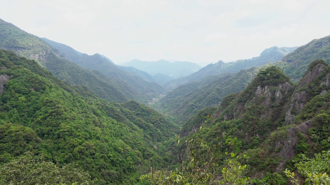 阳光明媚的日子和山脉、山谷、森林和大自然的壮丽景色。视频下载