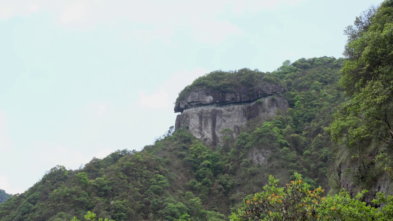 4K阳光明媚的日子户外攀岩奇观岩石，山脉和森林景观。视频素材