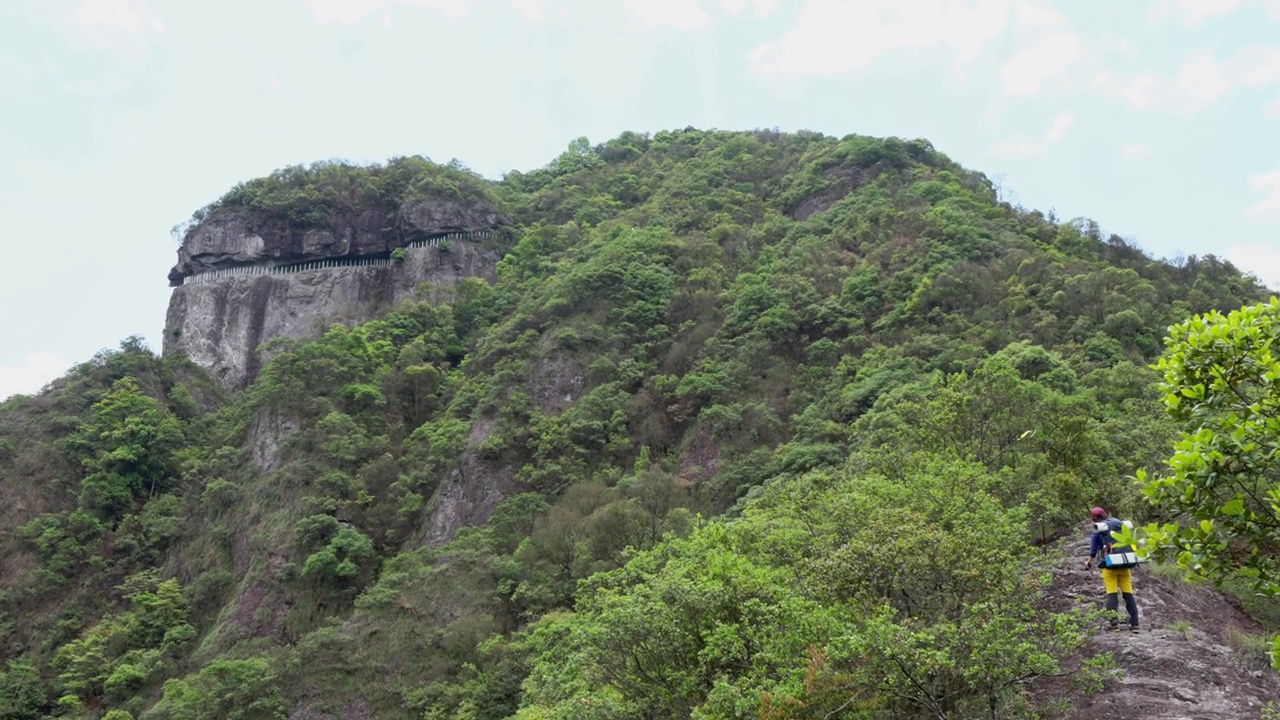 4K阳光明媚的日子户外攀岩奇观岩石，山脉和森林景观。视频下载