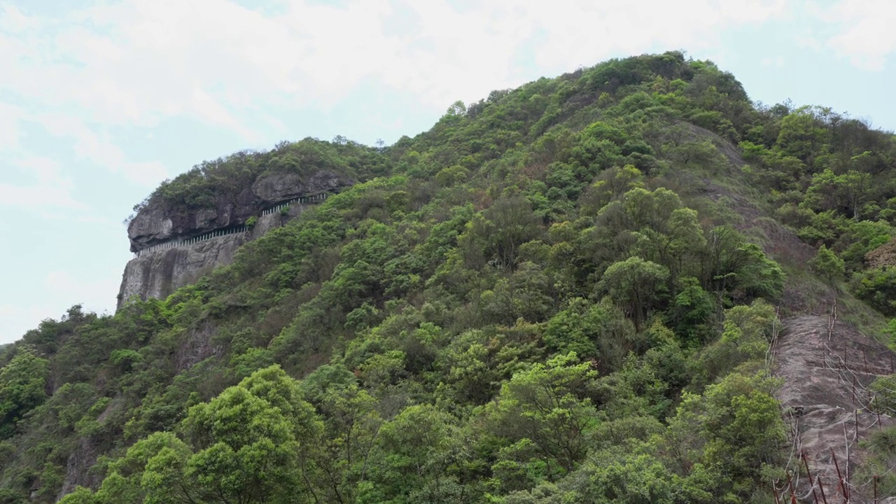 4K阳光明媚的日子户外攀岩奇观岩石，山脉和森林景观。视频素材