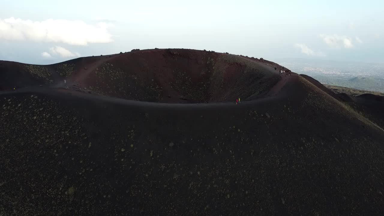 埃特纳火山陨石坑鸟瞰图视频素材