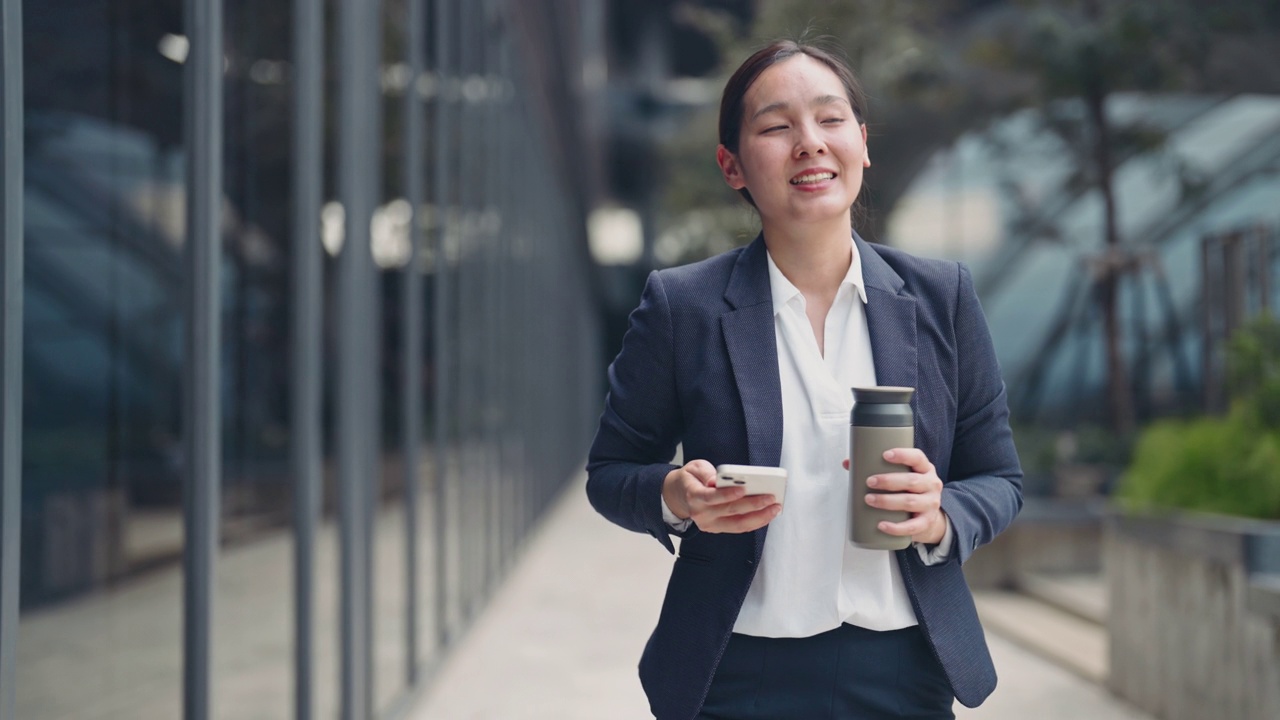 女商人边走边用智能手机视频素材