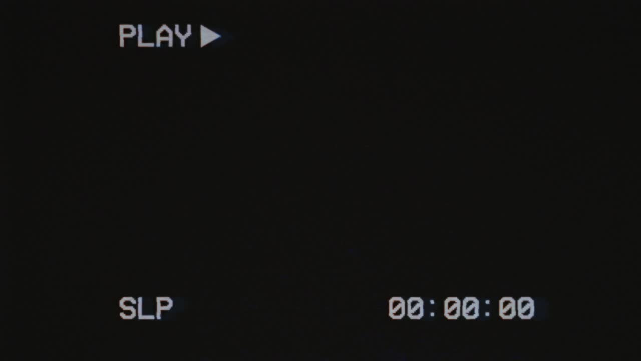 播放着一盘又旧又烂的录像带。旧的黑屏播放文字和时间码。录像带效果，噪音和伪影，旧磁带的小故障。视频素材