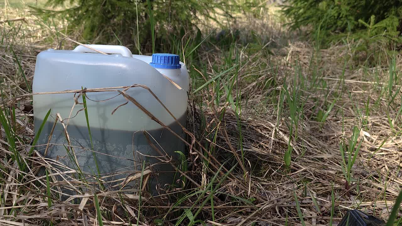 近距离观察爱沙尼亚的汽油容器视频素材