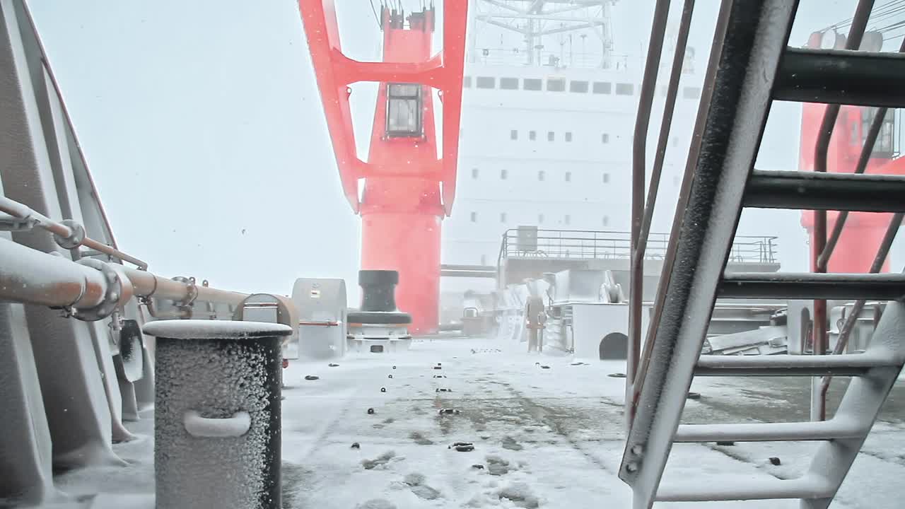 在暴风雪中航行视频素材