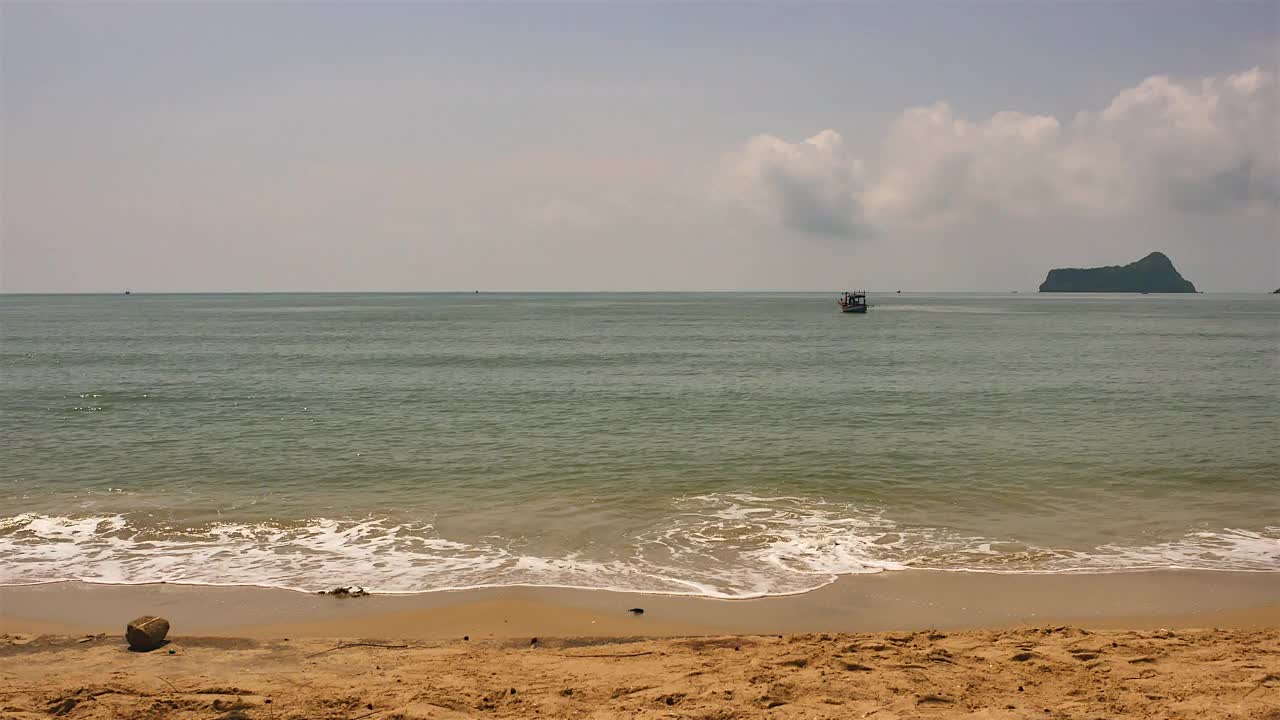 金色的海滩遇见深蓝色的海水和泡沫的波浪视频素材