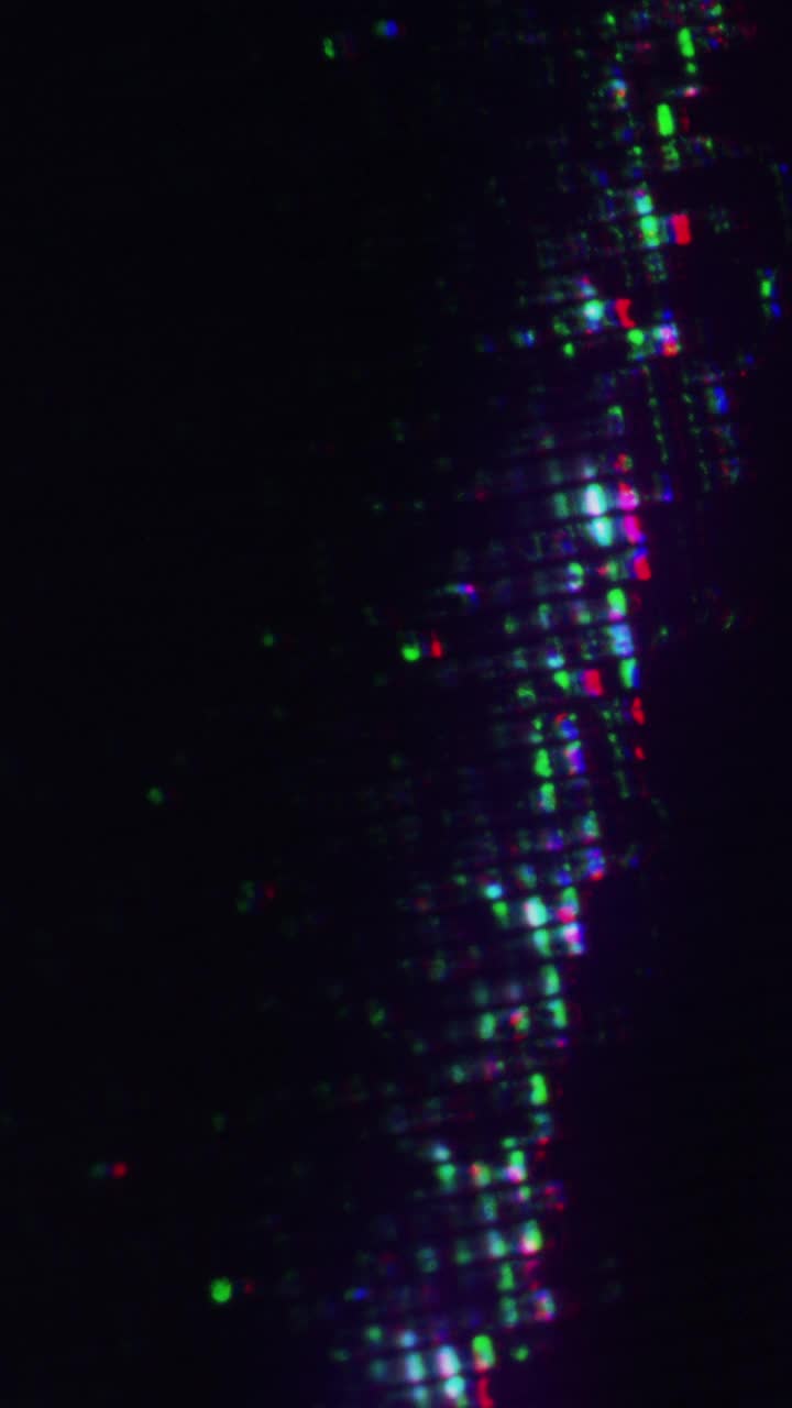 垂直霓虹灯闪烁模糊光数字故障视频素材