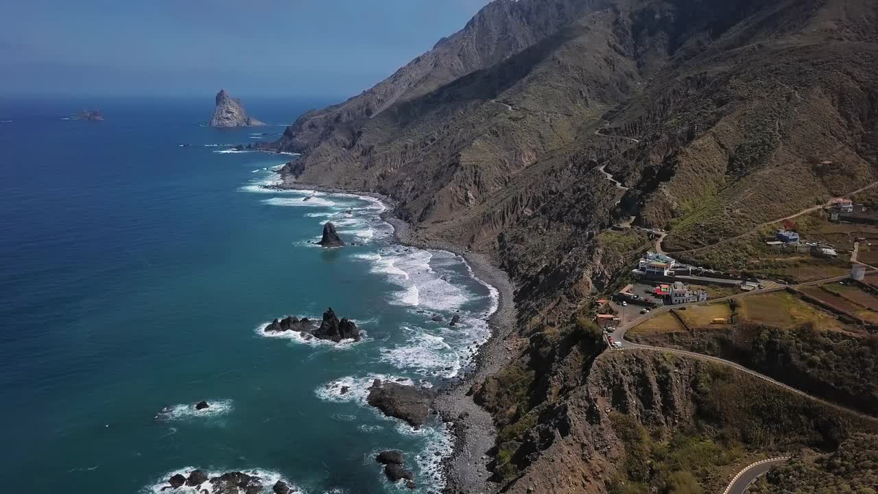 西班牙加那利群岛特内里费岛贝尼霍海滩(Playa de Benijo)和Roques de Anaga的航拍全景图。视频素材