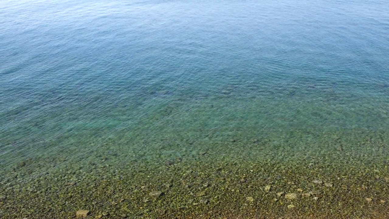 顶部全景的石头野生海滩和清澈的海水的亚得里亚海。视频素材