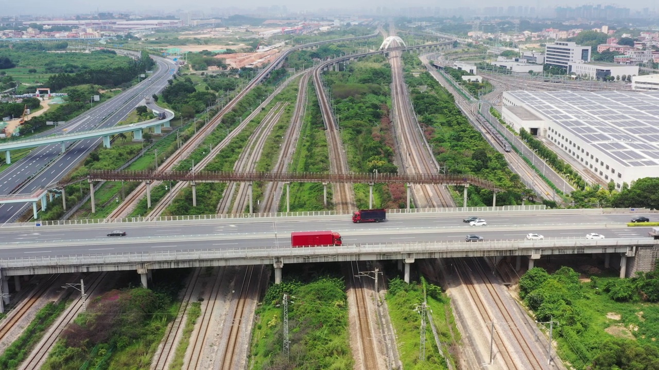 公路及铁路交汇处视频素材