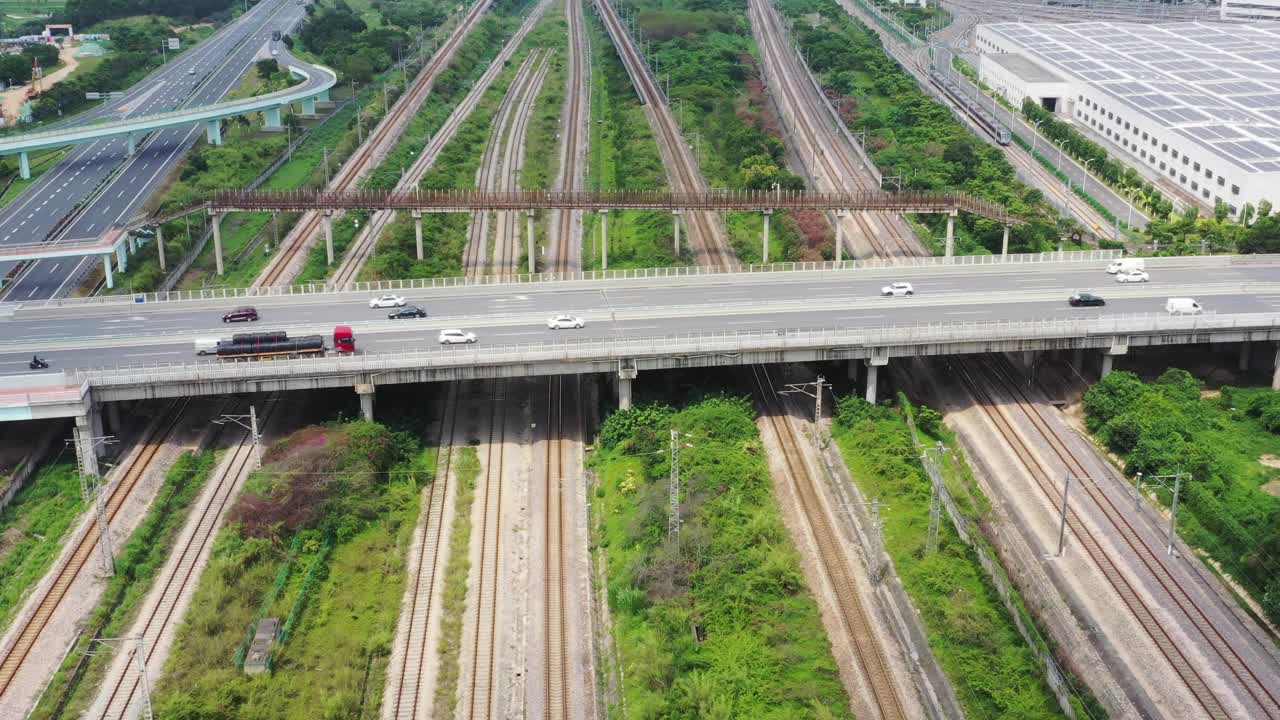 公路及铁路交汇处视频素材