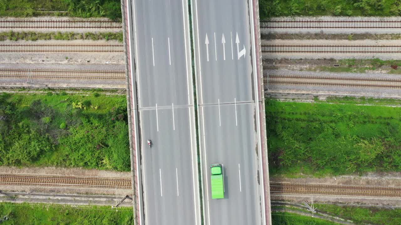 公路及铁路交汇处视频素材