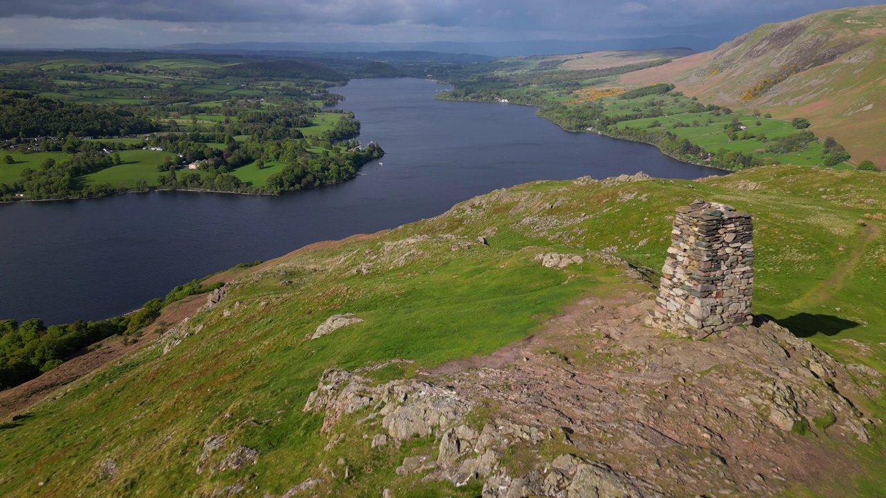 鸟瞰Hallin Fell, Ullswater和周围的湖边。湖区。坎布里亚郡。视频素材