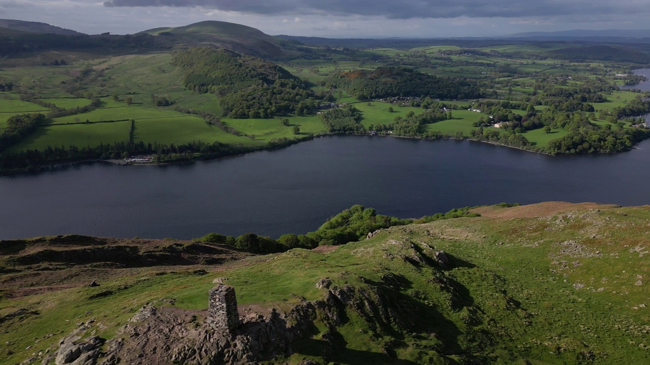 鸟瞰Hallin Fell, Ullswater和周围的湖边。湖区。坎布里亚郡。视频素材