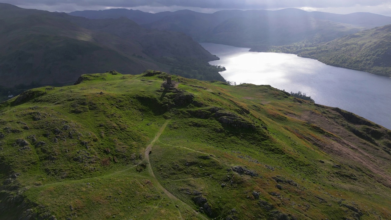 鸟瞰Hallin Fell, Ullswater和周围的湖边。湖区。坎布里亚郡。视频素材