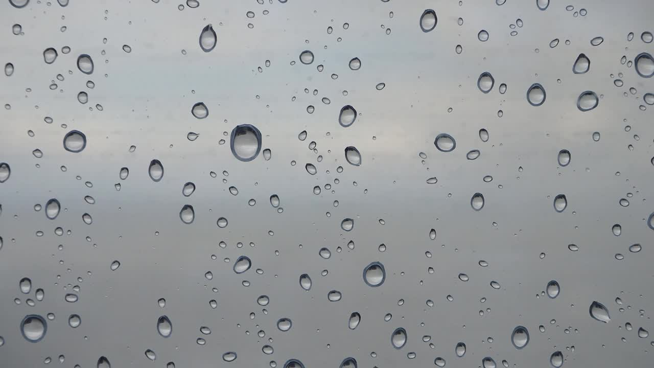 大雨时窗户上的雨滴视频下载