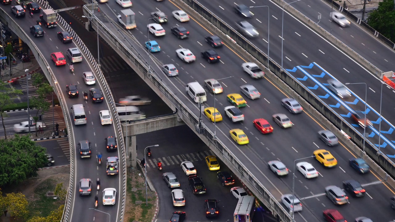 泰国曼谷市中心道路上拥挤的汽车和交通堵塞视频素材