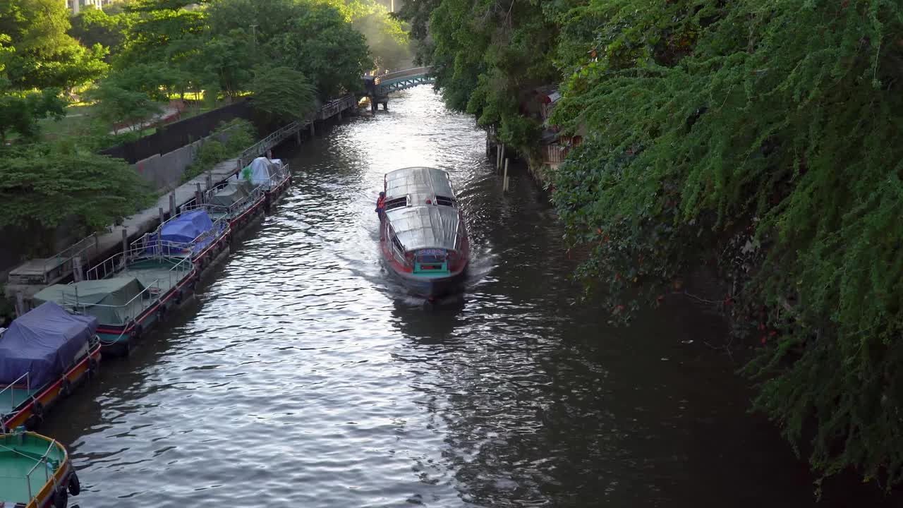 乘坐特快船在曼谷的Khlong Saen Saep航行视频素材