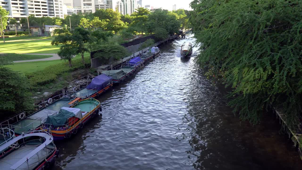 乘坐特快船在Khlong Saen Saep航行视频素材