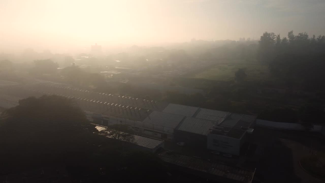 雾，薄雾笼罩着巴西的一个小镇，在黎明时分创造了一个独特的场景，4k，自然光，无人机场景。视频素材