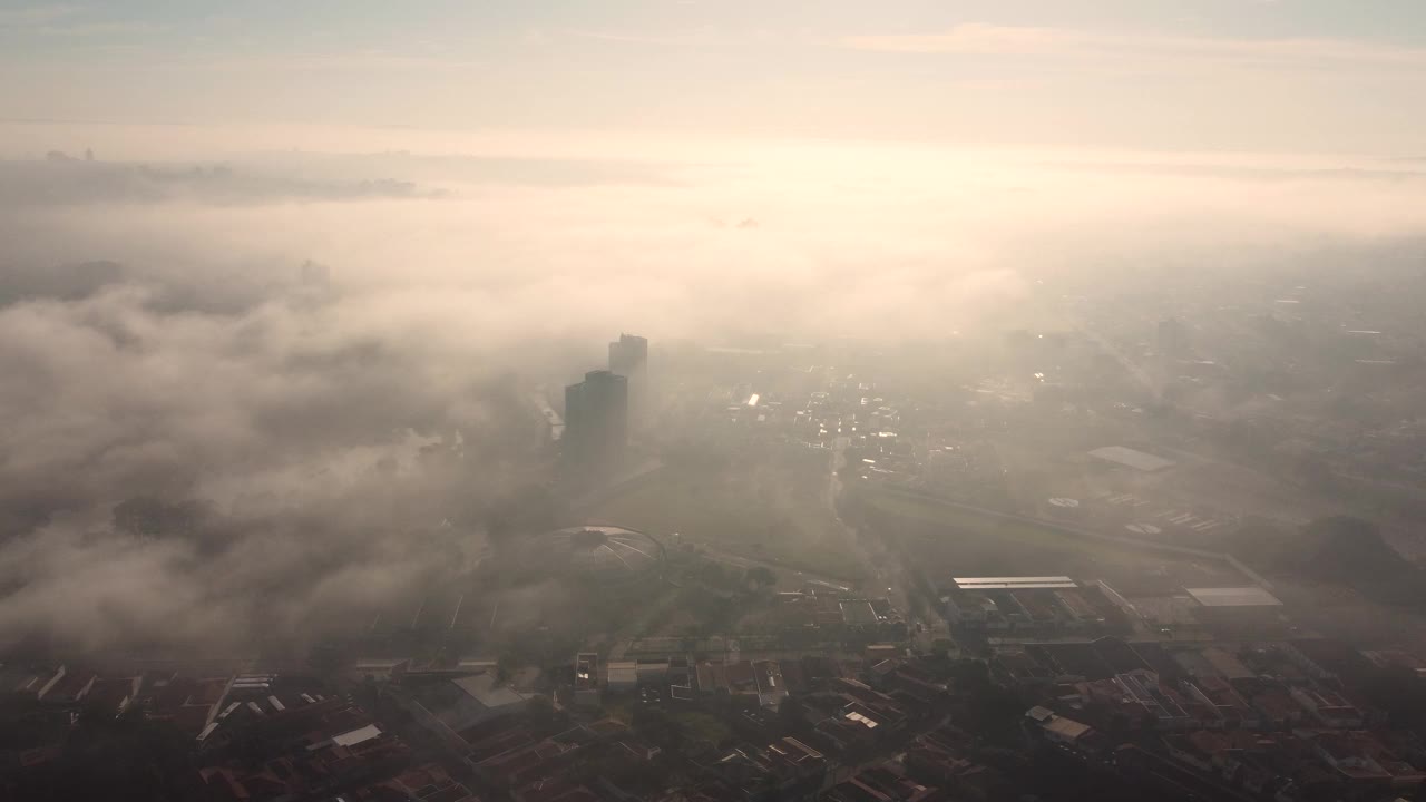 雾，薄雾笼罩着巴西的一个小镇，在黎明时分创造了一个独特的场景，4k，自然光，无人机场景。视频素材