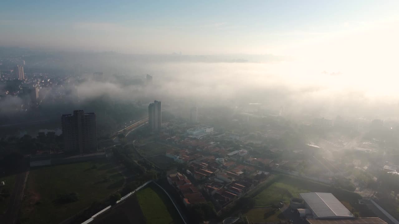 雾，薄雾笼罩着巴西的一个小镇，在黎明时分创造了一个独特的场景，4k，自然光，无人机场景。视频素材