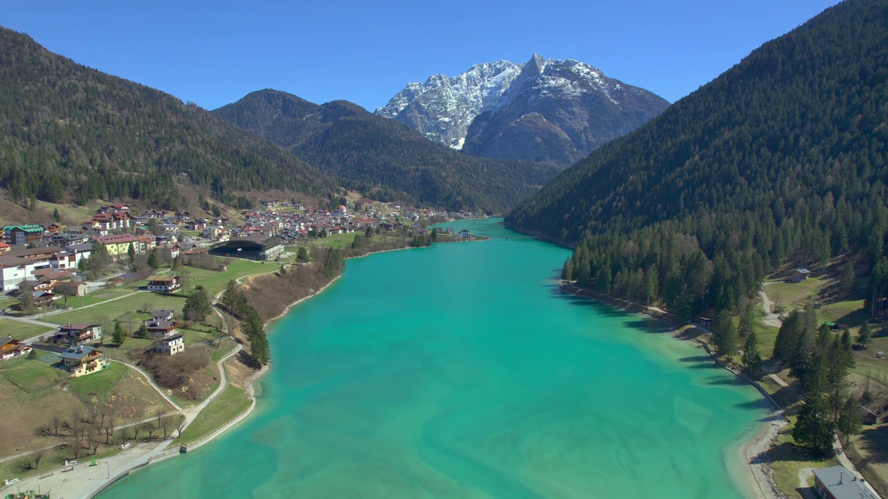 无人机视图(航拍照片)Auronzo di Cadore (Lago di Santa Caterina)是意大利文托省贝卢诺(Cadore)地区的人工湖。视频素材