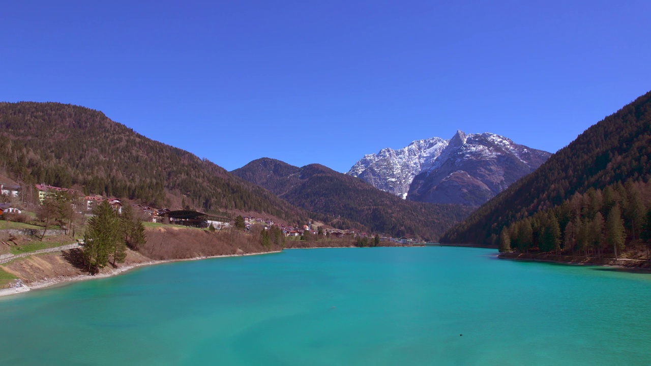 无人机视图(航拍照片)Auronzo di Cadore (Lago di Santa Caterina)是意大利文托省贝卢诺(Cadore)地区的人工湖。视频素材