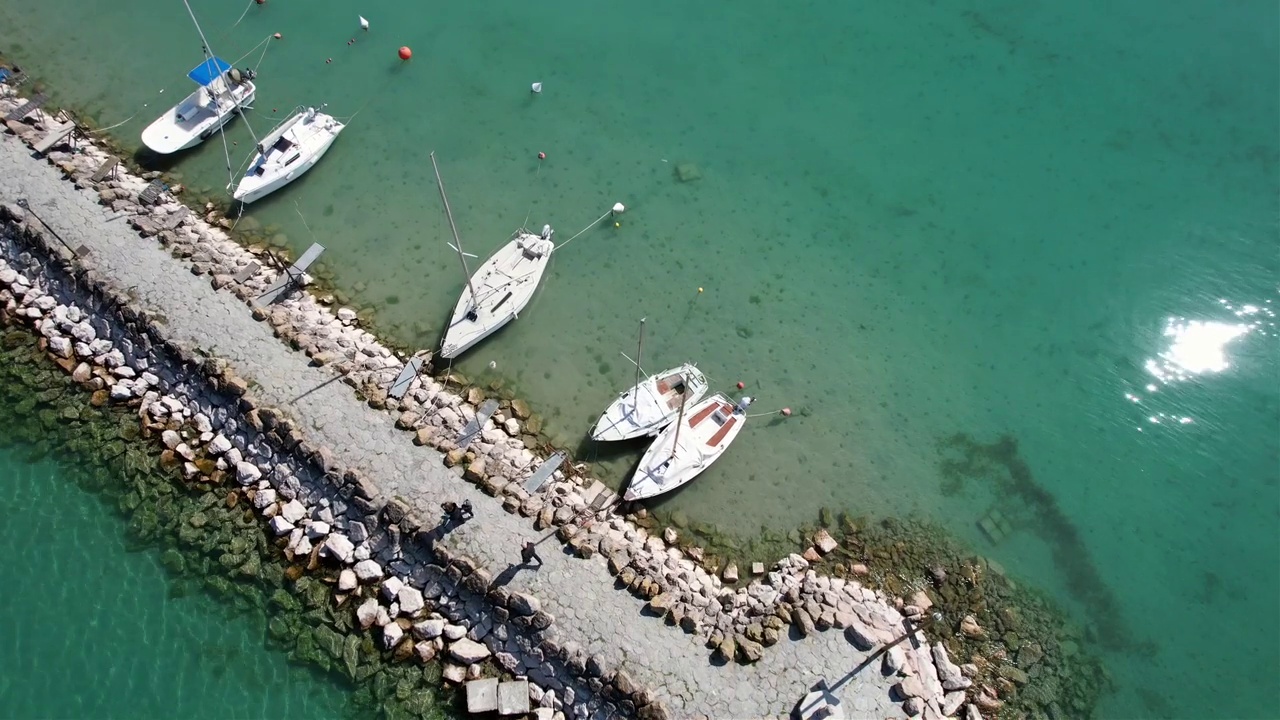 Porticciolo di Pacengo lago di garda(意大利维罗纳省加尔达湖)无人机视图(航拍)一家人在码头(码头)散步视频素材