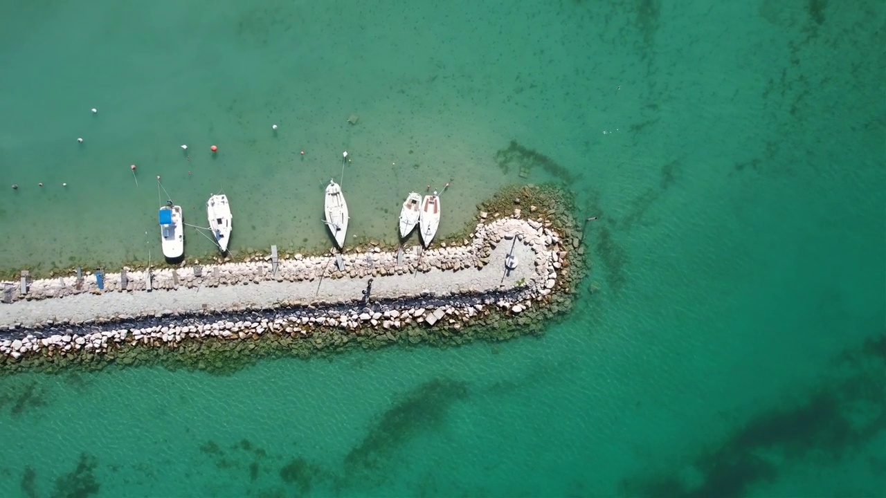 Porticciolo di Pacengo lago di garda(意大利维罗纳省加尔达湖)无人机视图(航拍)一家人在码头(码头)散步视频素材