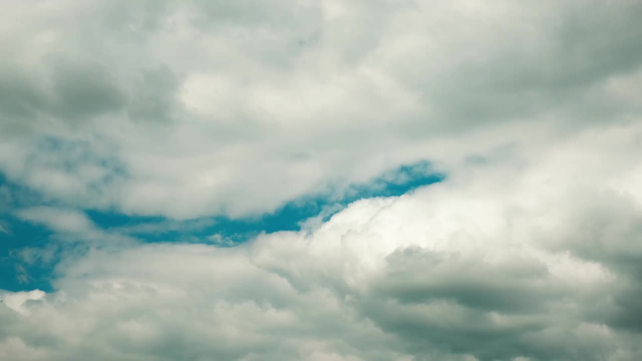 在暴风雨的天空中移动的白云的延时拍摄。动态云景在戏剧性的天空延时视频素材