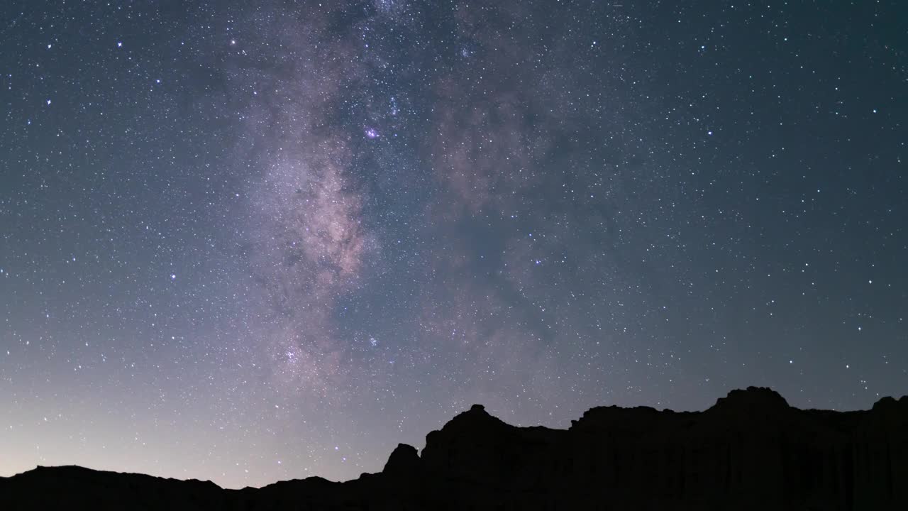 六月的Bootid流星雨和银河系50毫米的西南天空倾斜在峡谷紫色的时间流逝视频素材