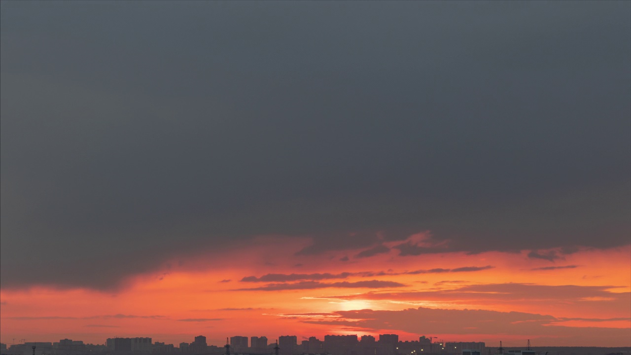 美丽的深红色夕阳笼罩着城市的剪影视频下载