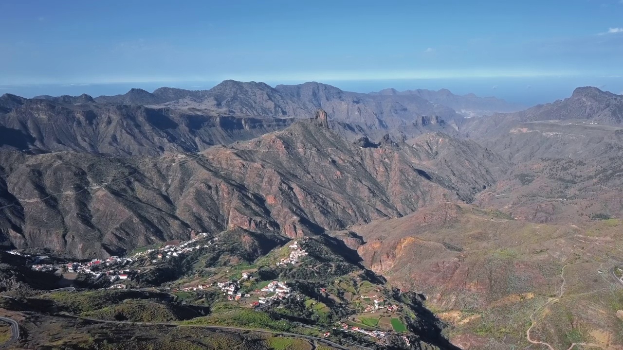 飞越西班牙加那利群岛大加纳利岛Roque Bentayga附近的Tejeda火山口。从每秒24秒加速2.5倍。视频素材