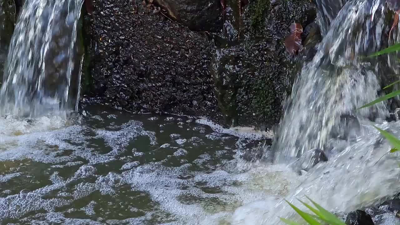 瀑布，巴西小镇小而美丽的瀑布，自然光，4k，选择性对焦。视频素材