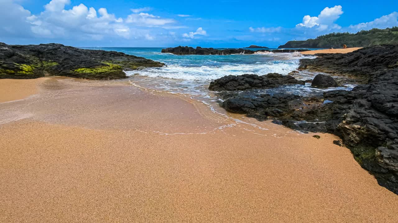 夏威夷沙滩和冲浪在阳光明媚的一天视频下载