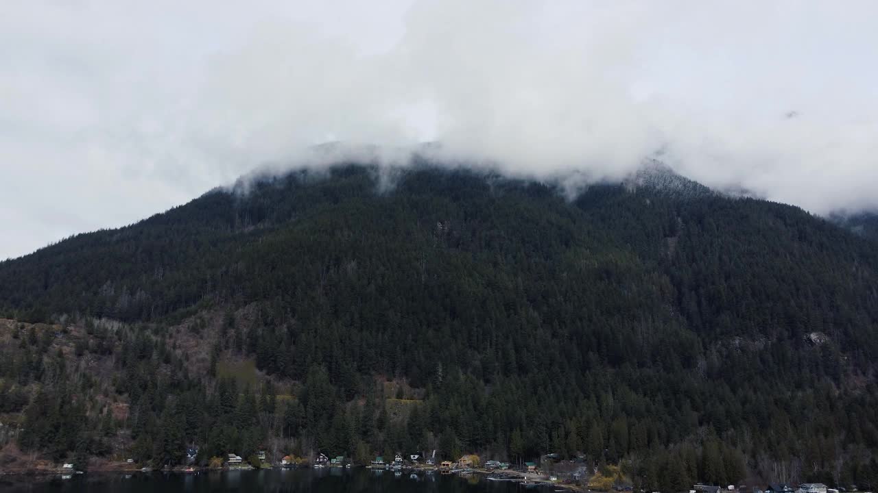 空中旅行揭示了一个风景如画的薄雾山和青翠的树林视频素材