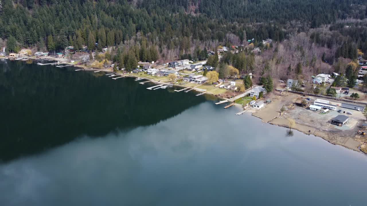 码头天堂:迷人的鸟瞰湖岸线与迷人的房屋和码头视频素材