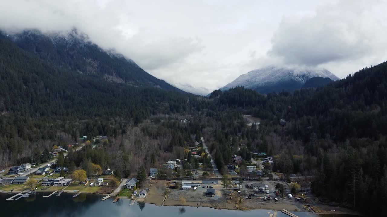 空灵的山谷景色:迷人的无人机的雾山，古色古香的房子，和宁静的森林树冠的视野视频素材