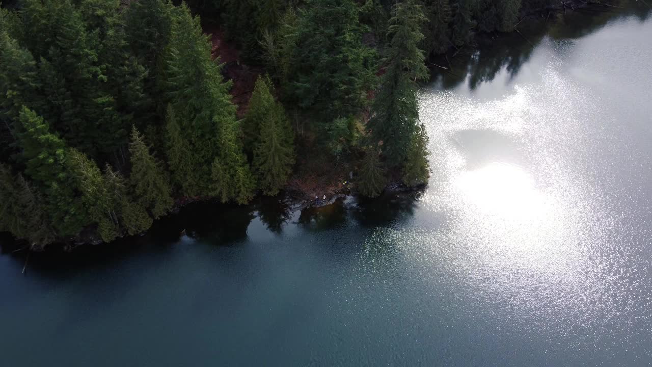 海滨度假:从空中俯瞰湖泊，可以看到宁静的房屋和风景优美的码头视频素材