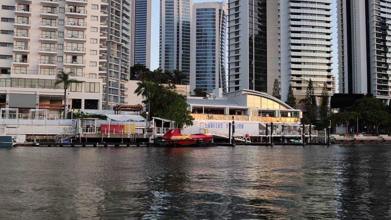 巡游河与黄金海岸城市景观:风景镜头在昆士兰州，澳大利亚视频素材