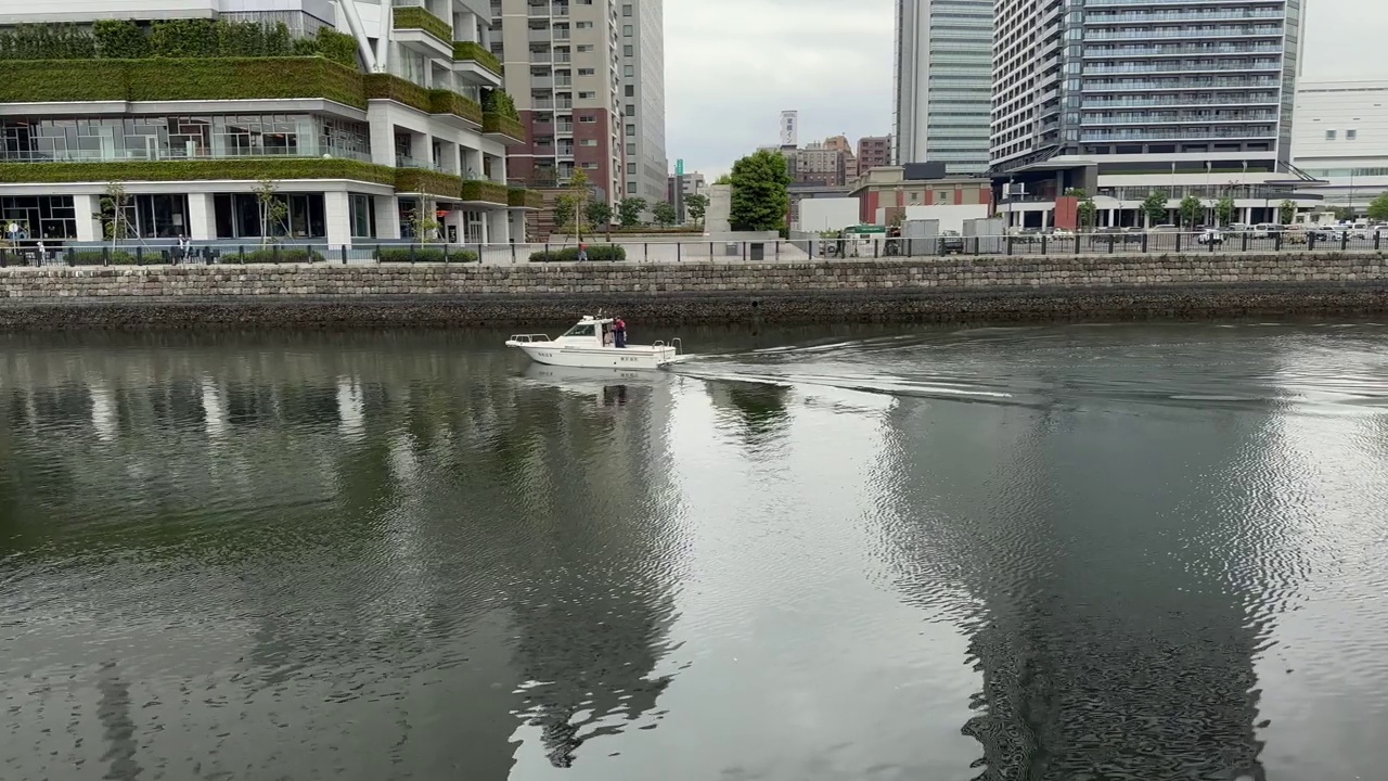 日本海岸警卫队的船只在横滨的海峡巡逻视频下载