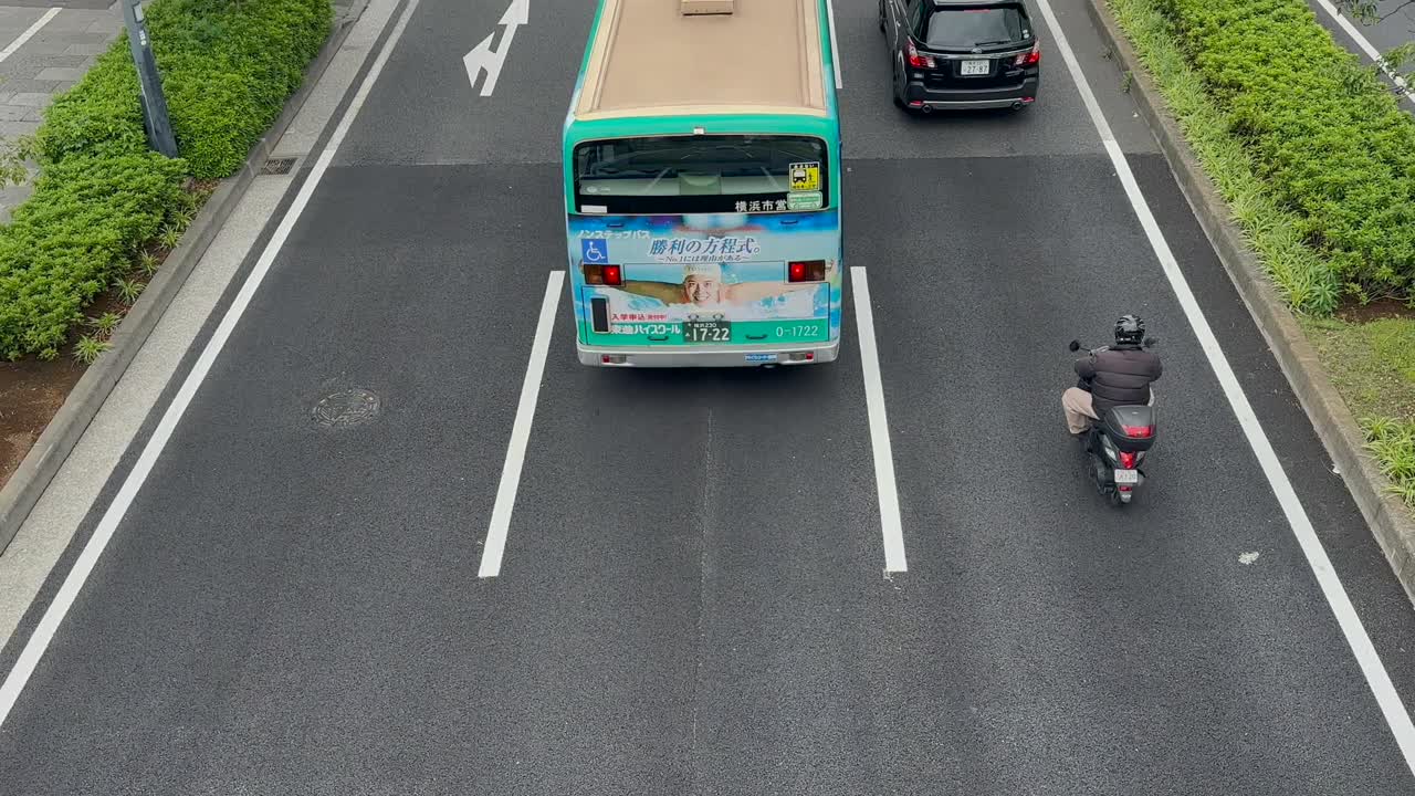 横滨市一个繁忙十字路口的垂直全景视频下载